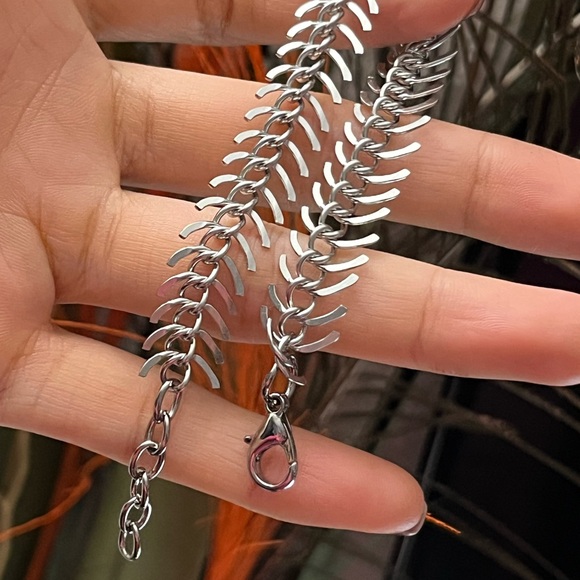 Silver Fishbone Bracelet with Intricate Design and Flexible Structure - Picture 5 of 6